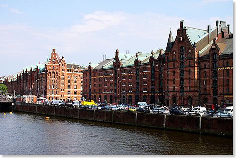 Die Speicherstadt in Hamburg ist der grte auf Eichenpfhlen gegrndete Lagerhauskomplex der Welt und steht seit 1991 unter Denkmalschutz. 