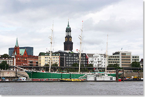 Die RICKMER RICKMERS ist ein dreimastiges, sthlernes Frachtsegelschiff, das heute als Museums- und Denkmalschiff bei den St. Pauli Landungsbrcken liegt.