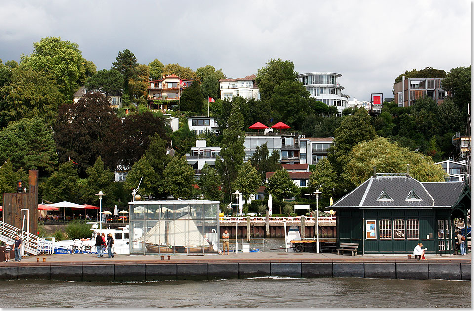 Besucher in Hamburg sollten unbedingt einen kleinen Abstecher zum Museumshafen velgnne einplanen. Neben historischen Segelschiffen ist auch ein Spaziergang im noblen Hamburger Elbvorort Blankenese empfehlenswert.
