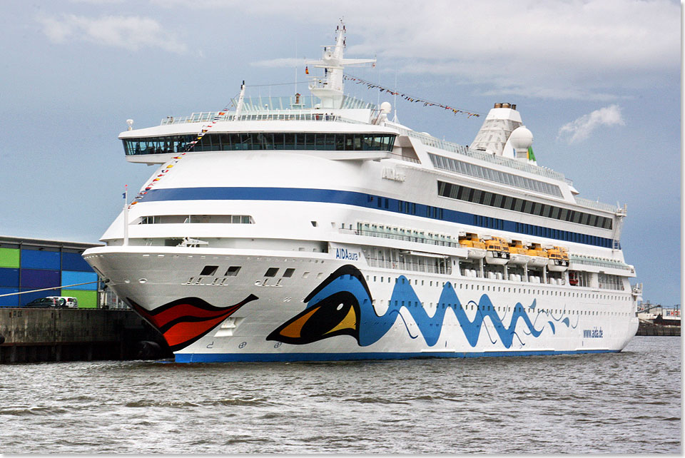 AIDA Cruises hat Hamburg zu einem Standardanlaufpunkt gemacht: hier die AIDAaura whrend eines Besuches.