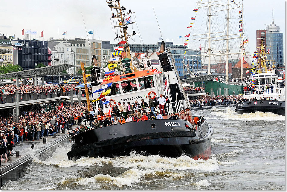 Jedes Jahr anlsslich des Hafengeburtstags, ein Spektakel: das Schlepperballett auf der Elbe erfreut sich bei den Besuchern des Hafengeburtstages Hamburg seit jeher grter Beliebtheit.