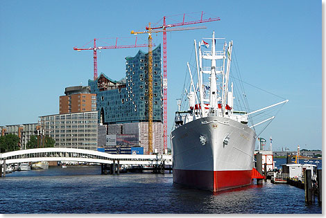 Auch die CAP SAN DIEGO, ein ehemaliges Stckgutschiff, liegt als Museumsschiff im Hamburger Hafen mit Blick auf die Elbphilharmonie. 