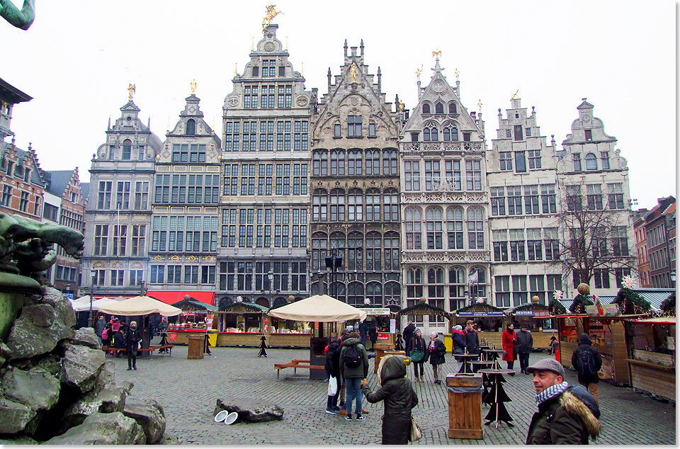 17314 EMERALD DAWN 18 Antwerpen Weihnachtsverkaufsbuden auf dem Weg zum Grote Markt C Eckardt