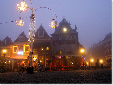 17314 EMERALD DAWN 7 Nebel und festliche Beleuchtung am Marktplatz von Hoorn C Eckardt