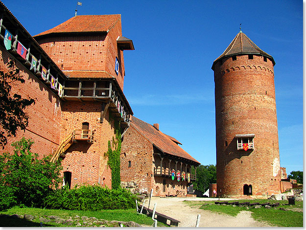 Diese mittelalterliche Burgruine 
			im grten Freilicht-Museum des Baltikums in Turaida, rund 50 Kilometer sdlich 
			von Riga, zeugt von der 
			Wehrhaftigkeit des Landes whrend all der Religions- und 
			Wirtschaftskriege