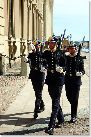 m Gleichschritt und mit Pickelhaube: Die Wachablsung vor dem Schloss in Stockholm.