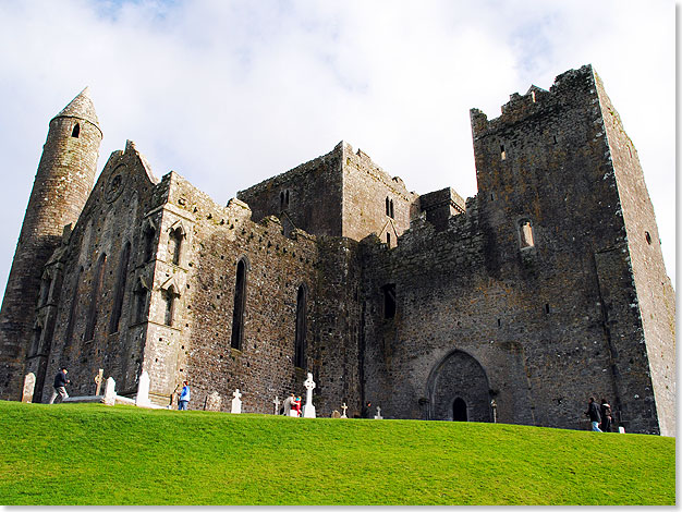 Der sagenumwobene Rock of Cashel diente seit dem 4. 
			Jahrhundert den Knigen von Mnster als Wohn- und Regierungsort. 
			Sankt Patrick machte ihn zum Bischofssitz. Als mystische Sttte, an 
			der Feen und Geister leben, wurde der Felsen schon im Altertum 
			verehrt.
