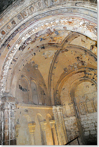 Cormac's Chapel, der Kapelle von Knig Cormac III von Mnster, wurde 1127 begonnen. 1134 wurde sie geweiht. Sie gehrt damit zu den ltesten Gebuden auf dem Rock of Cashel