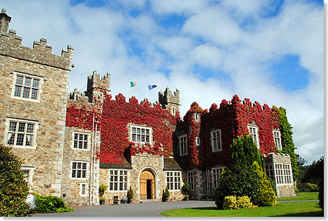 Das 500 Jahre alte, auf einer privaten Insel liegende Waterford 
	Castle steht seit 1987 als ein luxurises Hotel mit wertvollem historischen 
	Interieur der ffentlichkeit zur Verfgung.