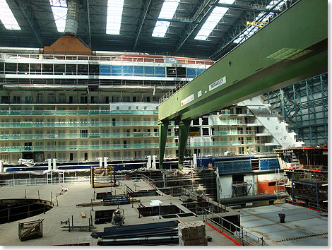In 
	der Meyer Werft in Papenburg: Die Folie schtzt in der Halle die gewaltige 
	Bordwand eines Ozeanriesen mit seinen Balkonen