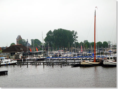 Dicht an dicht liegen in einem der vielen Hafenbecken Sneeks im 
	niederlndischen Friesland Segelyachten und Plattbodenschiffe