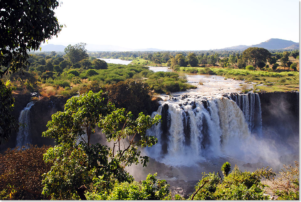  Unweit des Dorfes Tisissat strzt der wasserreichere Arm des Blauen Nil whrend der Regenzeit ber eine Breite von 400 Meter in vier Hauptstrmen 42 Meter in die Tiefe. 