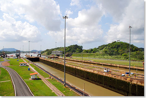 Miraflores 
	ist eine von drei Schleusenanlagen des Panamakanals, die alle jeweils 
	paarweise angelegt sind