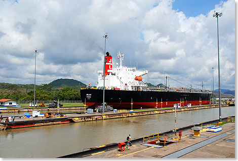 In 
	den Miraflores-Schleusen auf der pazifischen Seite des Panamakanals 
	berwinden Schiffe einen Hhenunterschied zwischen 13 und 20 Meter