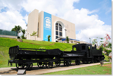 Der 
	Eingang zum Besucherzentrum der Miraflores-Schleusen mit historischer 
	Lokomotive