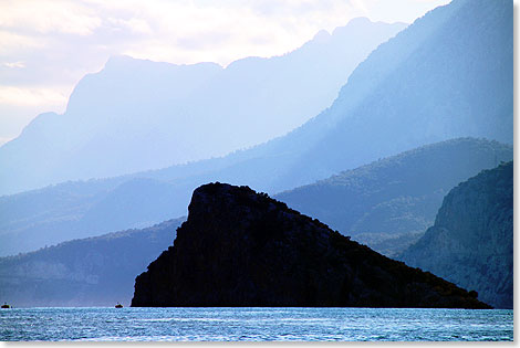 Steil aufragende Berge nahe der Hafenstadt Antalya an der 
	trkischen Riviera