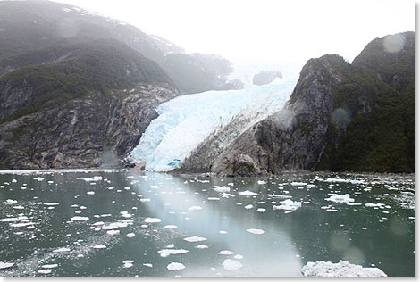 Im 
	Beagle-Kanal: Eine Gletscherzunge fliet in einen Fjordarm