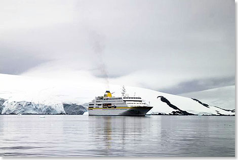 MS Hamburg ankert vor Port Lockroy, einem Naturhafen im Britischen 
	Antarktisterritorium