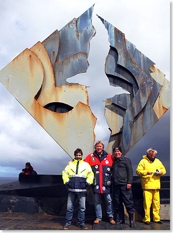 Erinnerungsfoto mit Kapitn Kreuzfahrtdirektor und Autor vor dem Denkmal, das 
			einen stilisierten Albatros darstellt