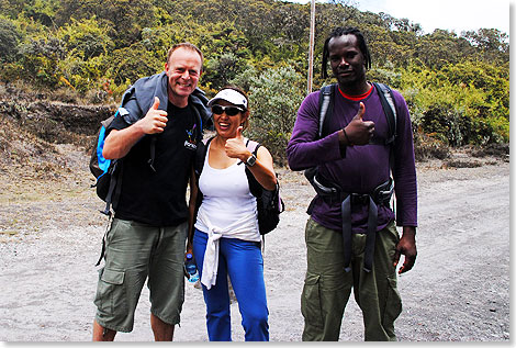 Nach 
	knapp vier Stunden erreichen die drei ersten Bergwanderer das Basislager in 
	3.260 Meter Hhe: Carsten aus 
	Deutschland, Maria aus Panama, Afran aus den Niederlanden