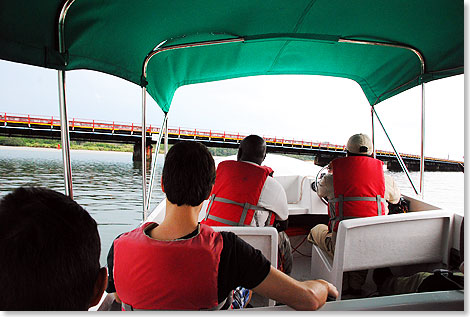 Vom 
	Gamboa Rainforest Resort geht es mit dem Boot unter der Brcke hindurch auf 
	den Panamakanal