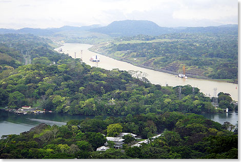Rechts 
	Panamakanal, links Gatnsee, vorn das Gamboa Rainforest Resort