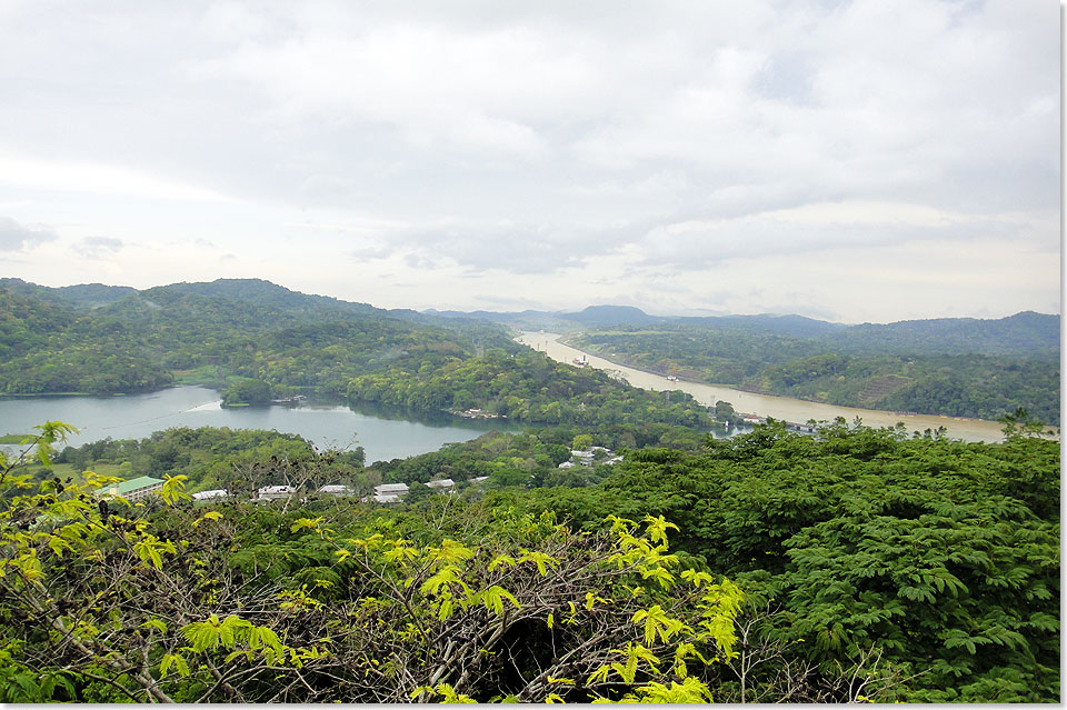 Panorama 
	 rechts Panamakanal, links Gatnsee, vorn das Gamboa Rainforest Resort