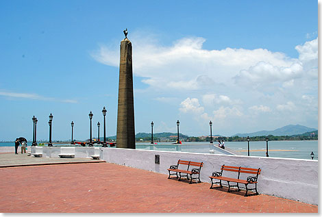 Das 
	Denkmal mit Obelisk und franzsischem Hahn auf der Plaza de Francia ist ein 
	Dank an Frankreich, das den Bau des Panamakanals initiierte und begann, 
	bevor er von den USA fortgesetzt und vollendet wurde. Die erste Idee zum Bau 
	der knstlichen Wasserstrae stammt von Kaiser Karl V. aus dem Jahre 1523