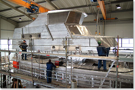 Die 
	Schiffbauer setzen das Deckshaus auf den Rumpf des vierten Seenotkreuzers 
	der 20-Meter-Klasse der DGzRS
