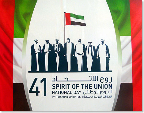 Die 
	Herren der Emirate versammelt unter der gemeinsamen Flagge. Die Feier 41 
	Jahre Vereinigte Arabische Emirate