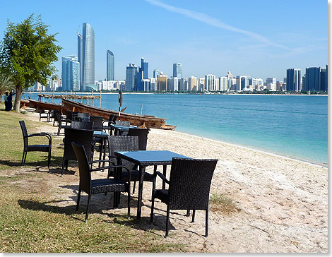 Vom 
	Strand aus kann man den Blick auf die Silhouette Abu Dhabis hinter dem 
	Meeresarm genieen