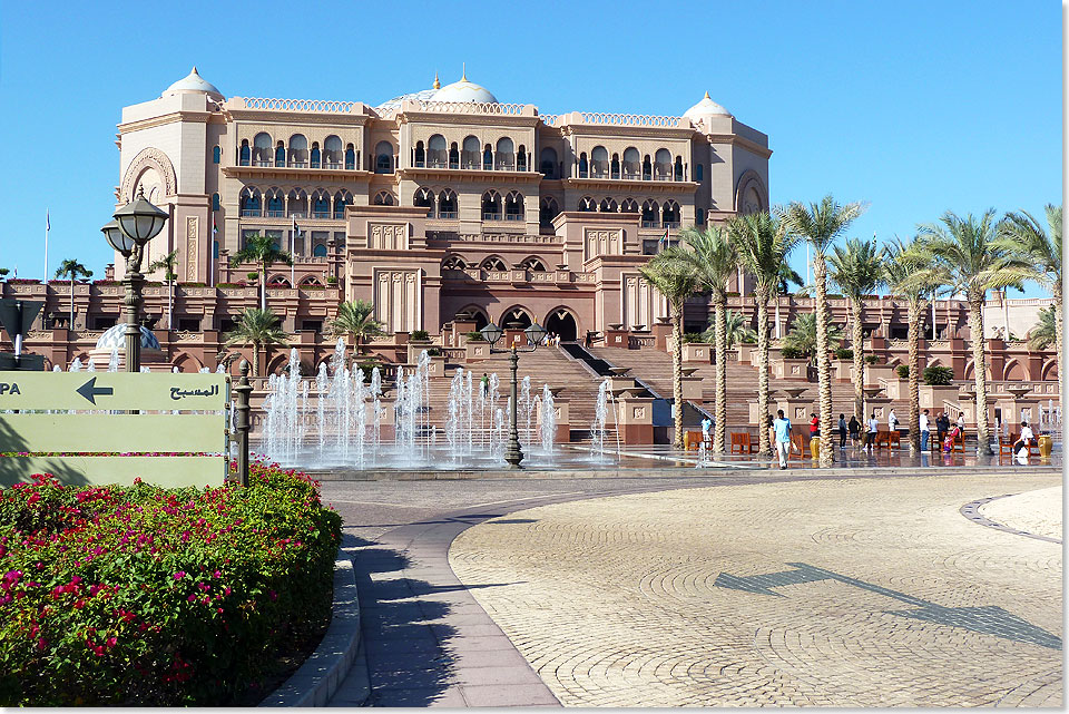 Das 
	Emirates Palace in Abu Dhabi ist eins der grten, schnsten und teuersten 
	Hotels der Welt. Im hoteleigenen Hafen knnen Schiffe bis 60 Meter Lnge 
	festmachen