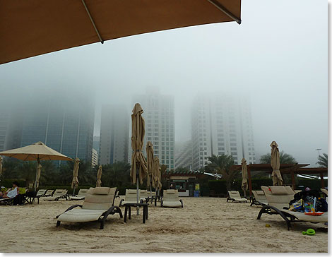 Nebel 
	am Wstenrand. Wenn graue Schleier die Sonne verdunkeln und die Spitzen der 
	Hochhuser verschwinden, ist auch der Strand leer