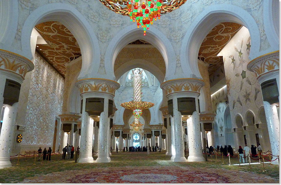 Den Boden der Sheik Zayed Moschee bedeckt der grte handgewebte Teppich der Welt
