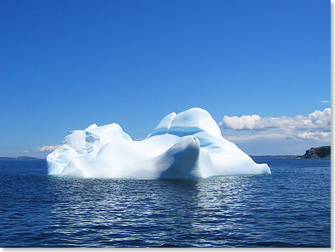 Eisberge knnen wunderschne, bizarre Formen aufweisen. Sie schmelzen im wrmeren Wasser vor Neufundland dahin ... 