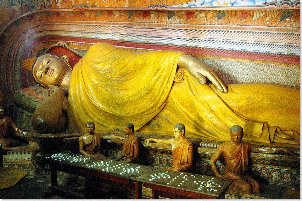 Liegender Buddha im Inneren des Tempels Wewurukannala Viharaya. Der nebenan im Freien sitzende Buddha ist der hchste des Landes.