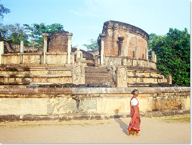  Die Vatadage der antiken Knigsmetropole Polonnaruwa ist ein antiker Rundtempel, der im zwlften Jahrhundert vermutlich zur Aufbewahrung von Buddhas Zahn gebaut wurde.