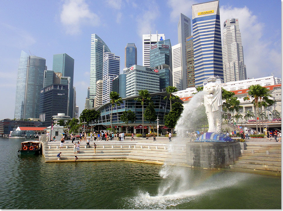  Der Merlion, ein Fabelwesen  halb Lwe, halb Fisch  ist das Symbol von Singapur. Die grte Darstellung der Sagengestalt, auf die nach der Legende die Grndung des Stadtstaates zurckgeht, steht als Wasserspeier an der Mndung des Singapore River in die Marina Bay, umringt von Wolkenkratzern.