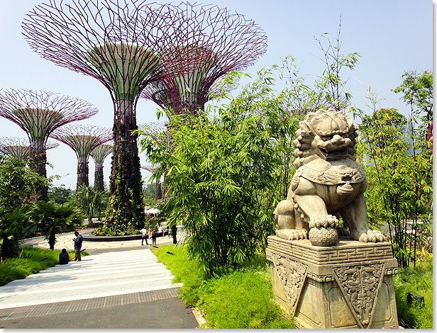 Die allerneueste Attraktion von Singapur sind die Gardens by the Bay, ein weitlufiger botanischer Park mit atemberaubender Architektur, der auf knstlich gewonnenem Land angelegt wurde.