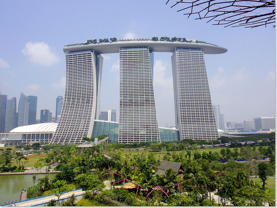  Das 2010 erffnete Marina Bay Sands gehrt zu den neuen Wahrzeichen von Singapur. Das markanteste Gebude des 20 Hektar groen Komplexes ist das 191 Meter hohe, 55stckige Hotel, das aus drei Trmen und einem 340 Meter langen, bootsformigen Dach besteht. Darauf befinden sich ein Park sowie ein groer Pool.
Zur Anlage gehren auerdem Kasino, Konferenz- und Ausstellungszentrum, Shopping Mall, Museum, zwei Theater, Restaurants, Bars, Nachtclubs sowie zwei schwimmende Pavillons.