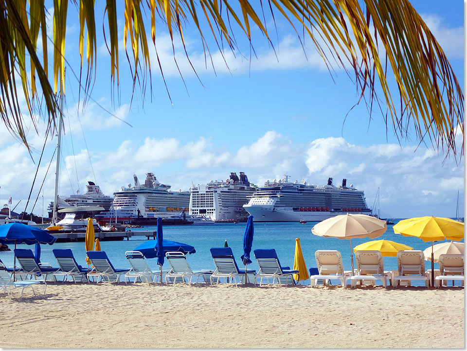 Am Strand von Philipsburg auf St. Maarten mit Blick auf den Kreuzfahrthafen.