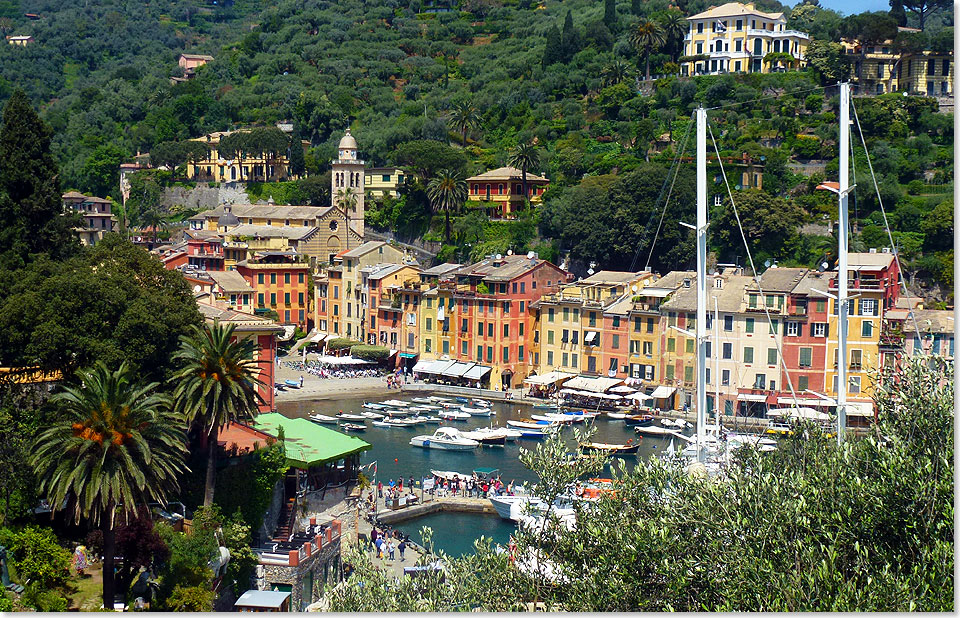  Im Hafen von Portofino findet man sowohl kleine Boote wie Luxusyachten. Der Ort ist auch fr seine Beliebtheit bei Stars und anderen reichen Urlaubern bekannt.