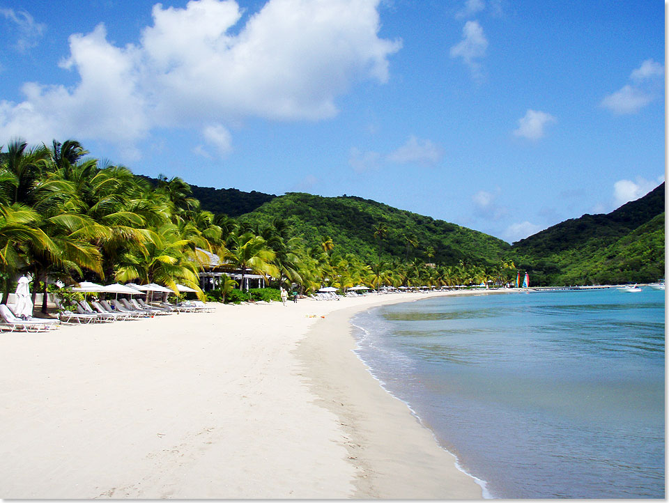 Der weie, schier endlose Sandstrand des Sandals Grande Antigua Resort & Spa gehrt zu den Hotspots der Insel.