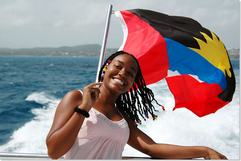 Von Antiguas Hauptstadt St. Johns bis nach Codrington, der Hauptstadt von Barbuda, sind es nur 40 Kilometer. Besonders bei so hbscher Begleitung vergeht die Fahrt auf der Fhre wie im Flug.