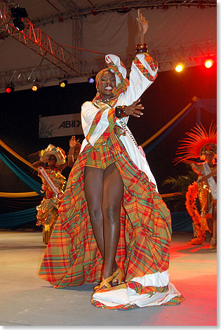 Zu den Hhepunkten des schillernden Antigua Karnevals gehrt Jaycees Caribbean Queen Show, bei der sich die schnsten Frauen der Karibik prsentieren.