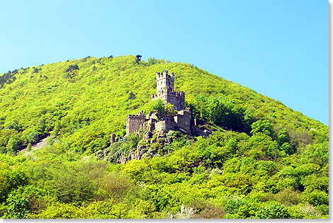 Burg Sooneck nordwestlich von Trechtingshausen in der vollen Mittagssonne