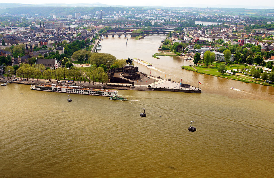 das Deutsche Eck. Blick von der Festung Ehrenbreitstein auf Rhein (vorn) und Mosel. Beide Flsse fhren Hochwasser