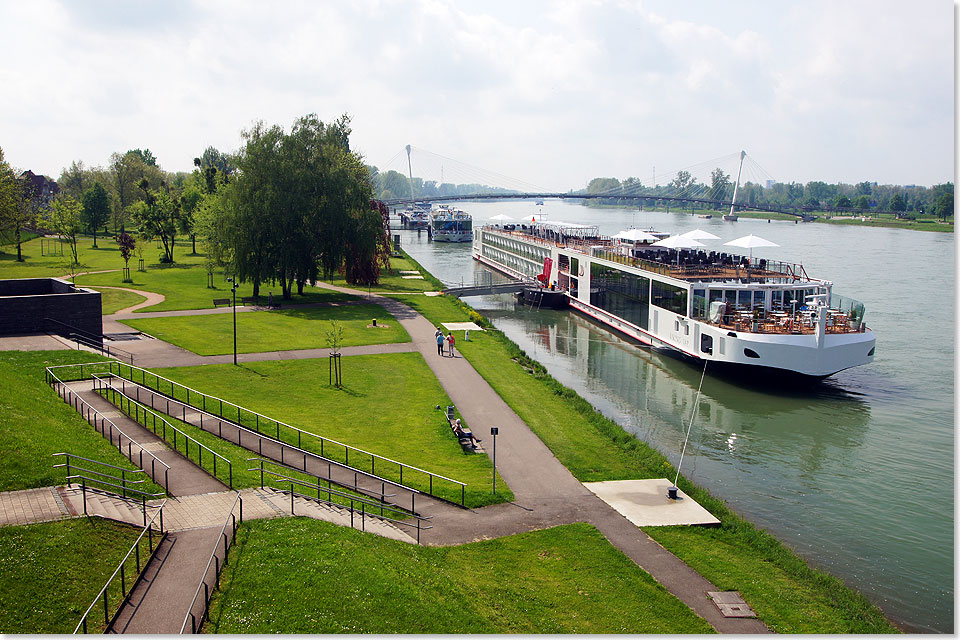 Das Rheinufer in Kehl mit den Schiffsanlegern. Fast alle Passagiere besuchen 
	  von hier aus Straburg bzw. Strasbourg