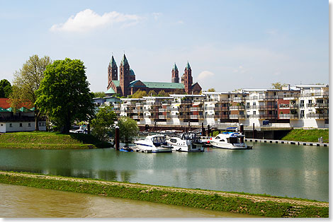 Ein kleiner Yachthafen in Speyer mit dem fnftrmigen Dom im Hintergrund