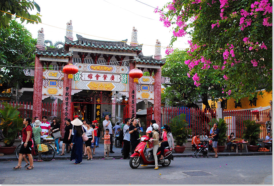 Mehrere historische 
	  Chinesische Versammlungshallen gehren heute zum Weltkulturerbe von Hoi 
	  An. Hinter Eingangstoren wie diesem verbergen sich die prchtig 
	  gestalteten Anlagen, zu denen auch Tempel gehren